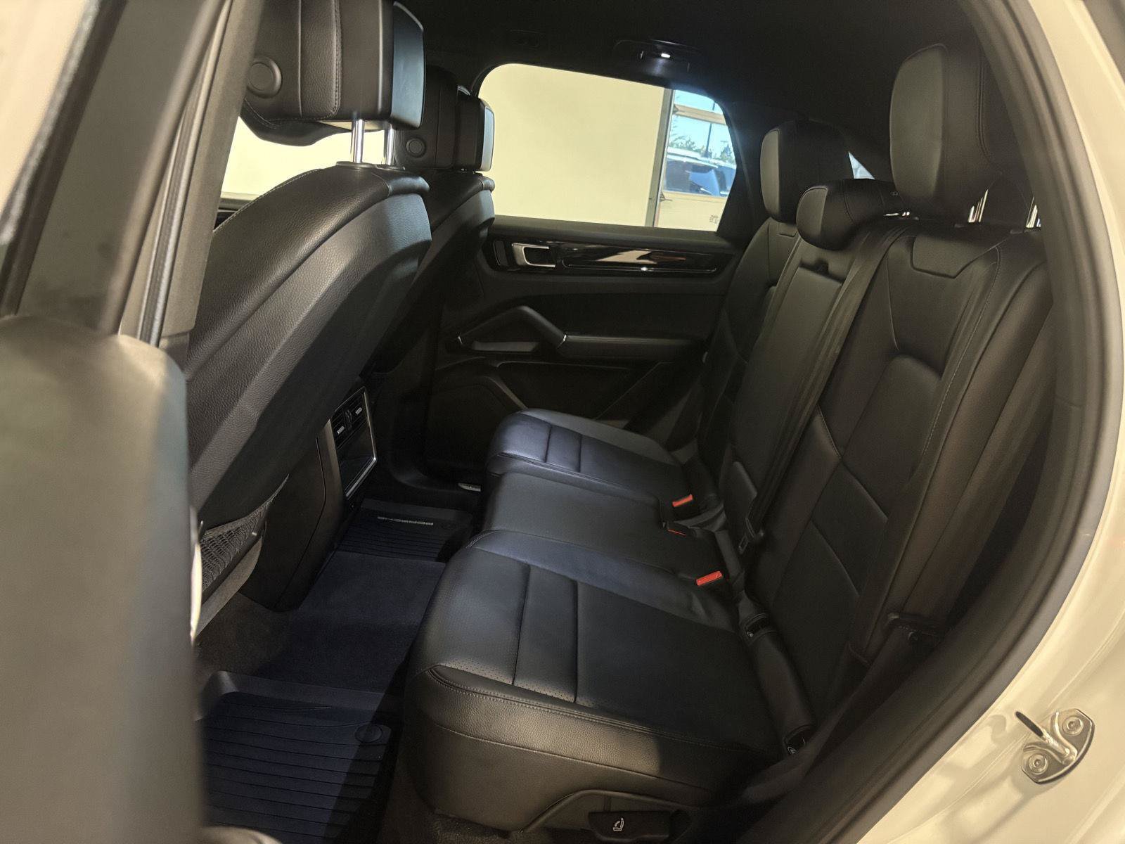 Used 2022 Porsche Cayenne AWD/4WD image 35