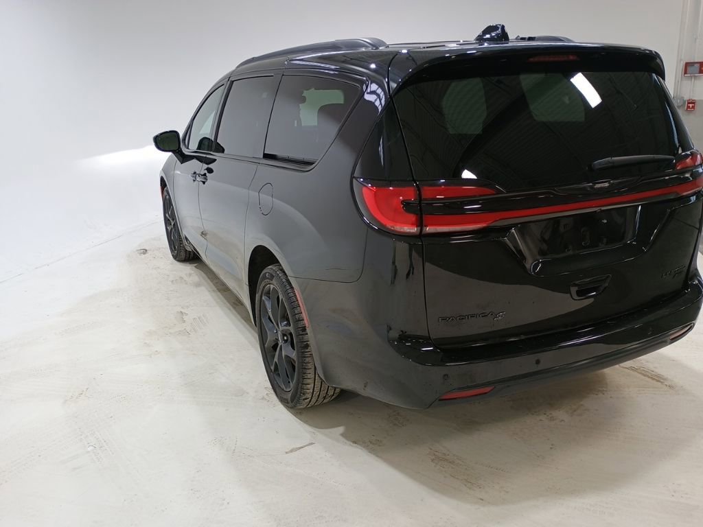 Used 2023 Chrysler Pacifica Limited w/ Uconnect Theater Family Group image 5
