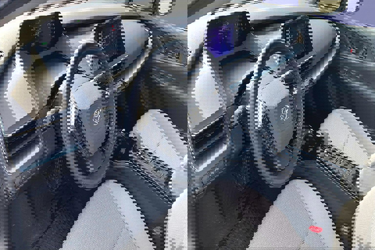 Used 2024 Toyota Prius LE AWD/4WD image 17