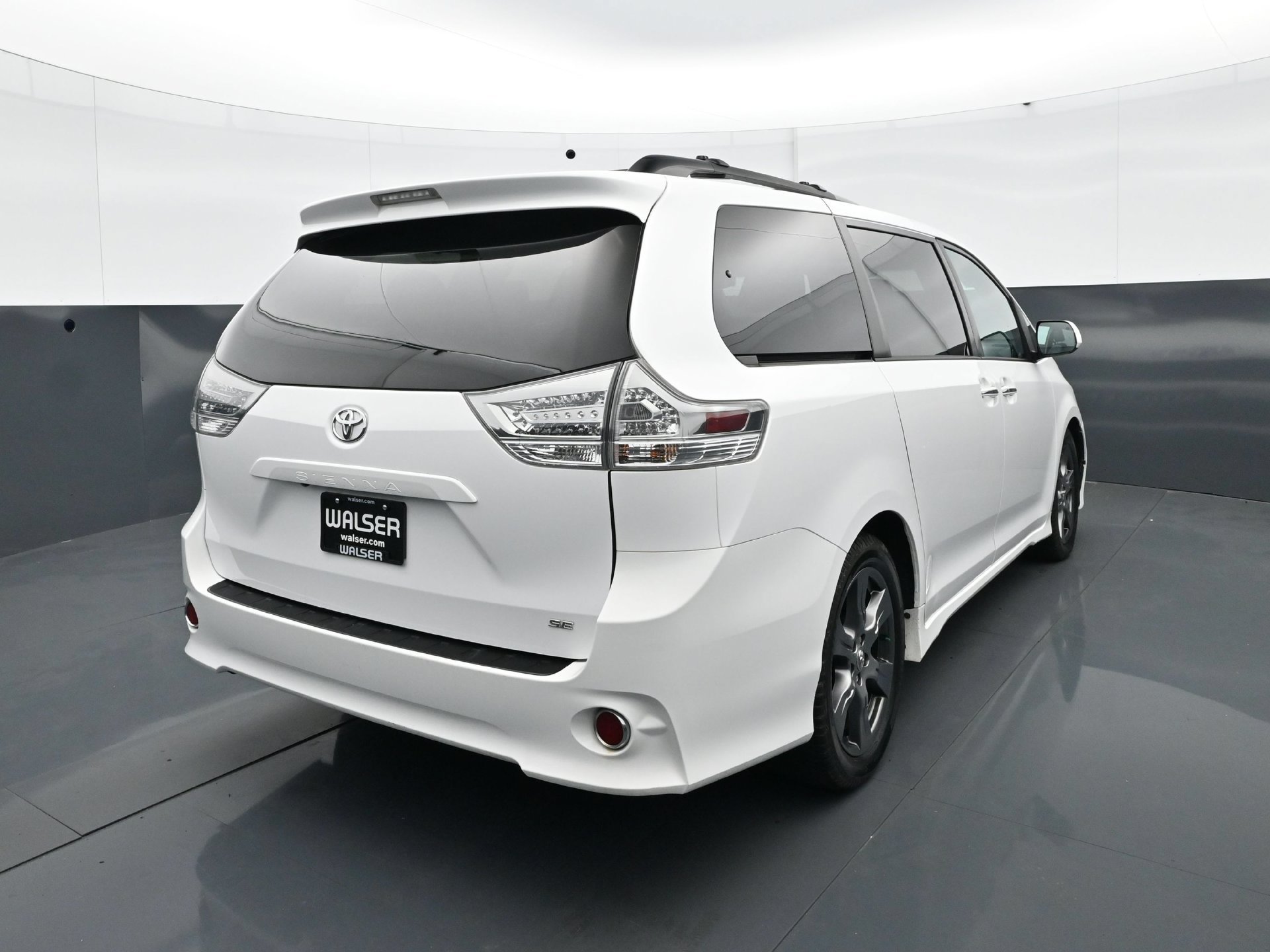 Used 2017 Toyota Sienna SE w/ SE Preferred Package FWD image 6