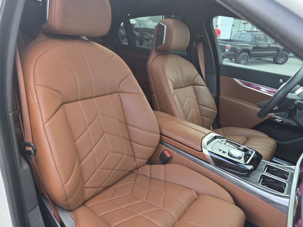 Used 2024 BMW i7 xDrive60 image 15