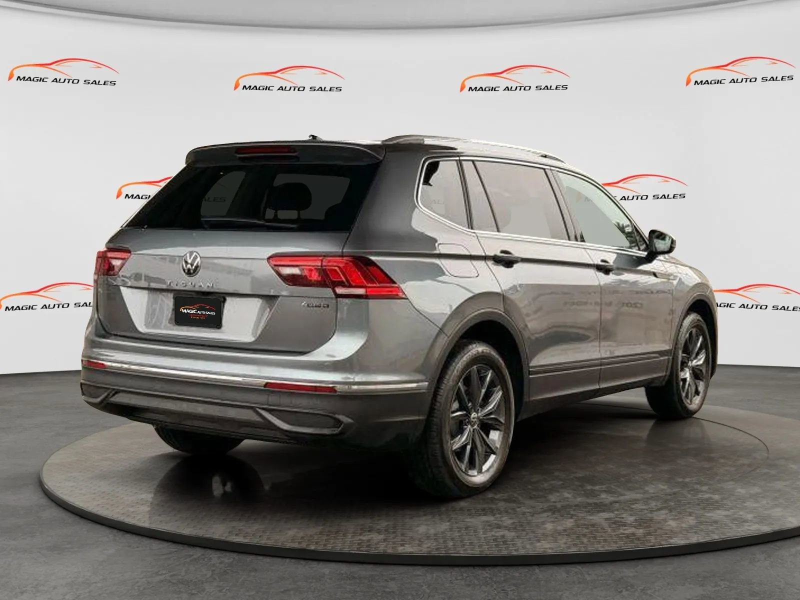 Used 2022 Volkswagen Tiguan SE w/ Panoramic Sunroof Package AWD/4WD image 7