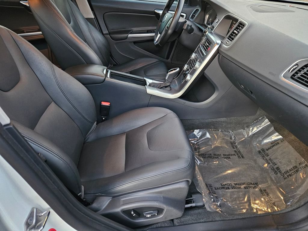 Used 2017 Volvo S60 T5 Inscription image 18