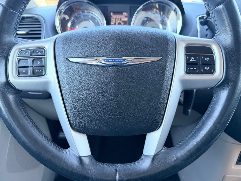 Used 2014 Chrysler Town & Country Touring FWD image 23