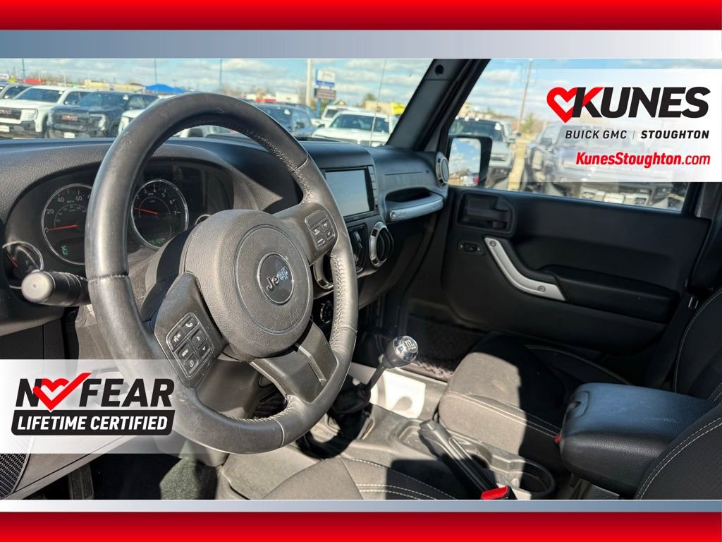 Used 2016 Jeep Wrangler Unlimited Sahara w/ Dual Top Group AWD/4WD image 18