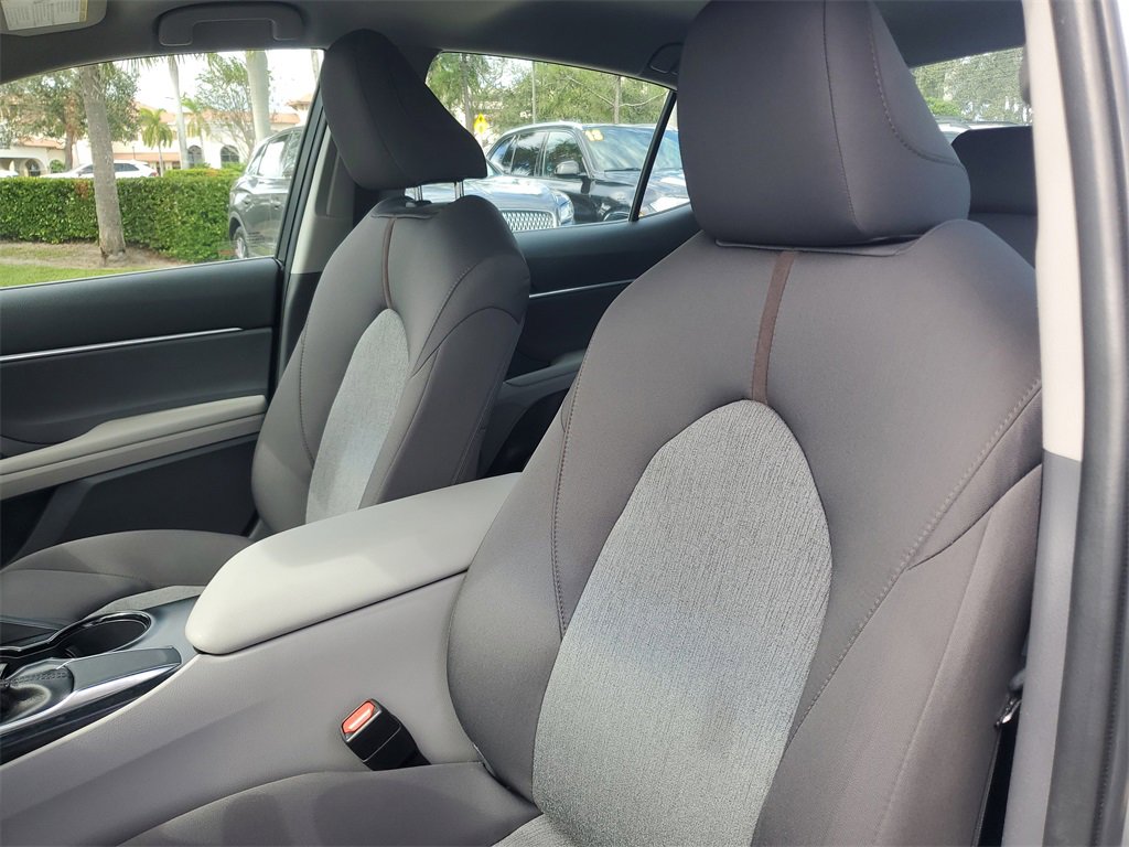 Used 2018 Toyota Camry LE image 20