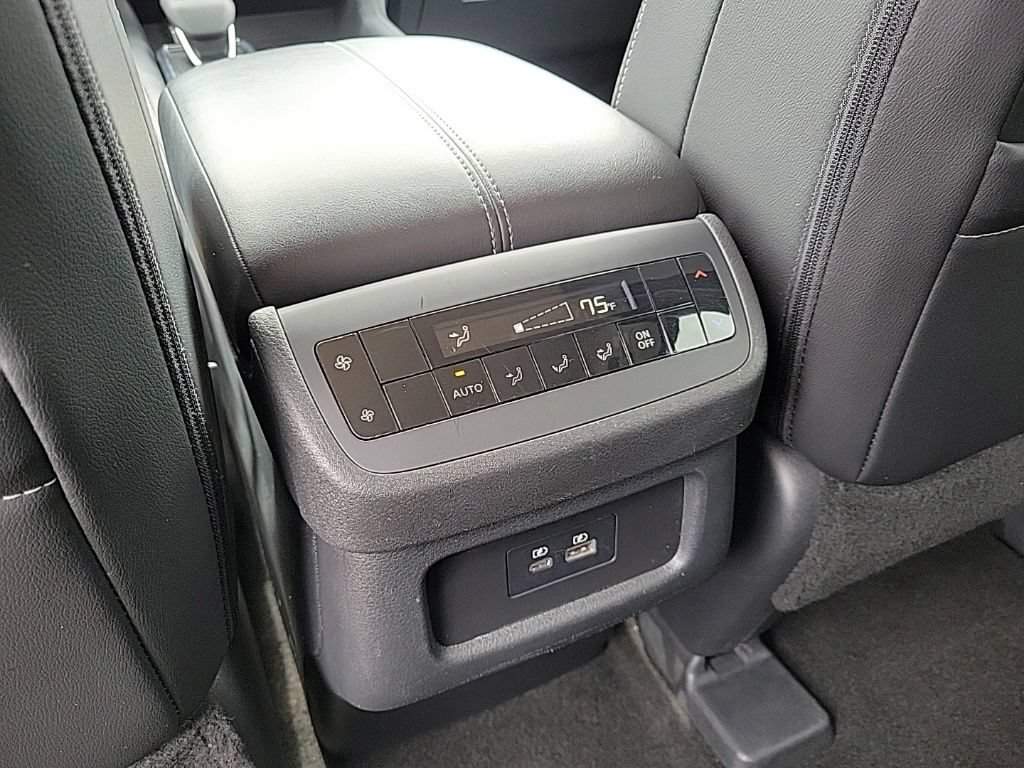 Used 2025 Nissan Pathfinder SL AWD/4WD image 33