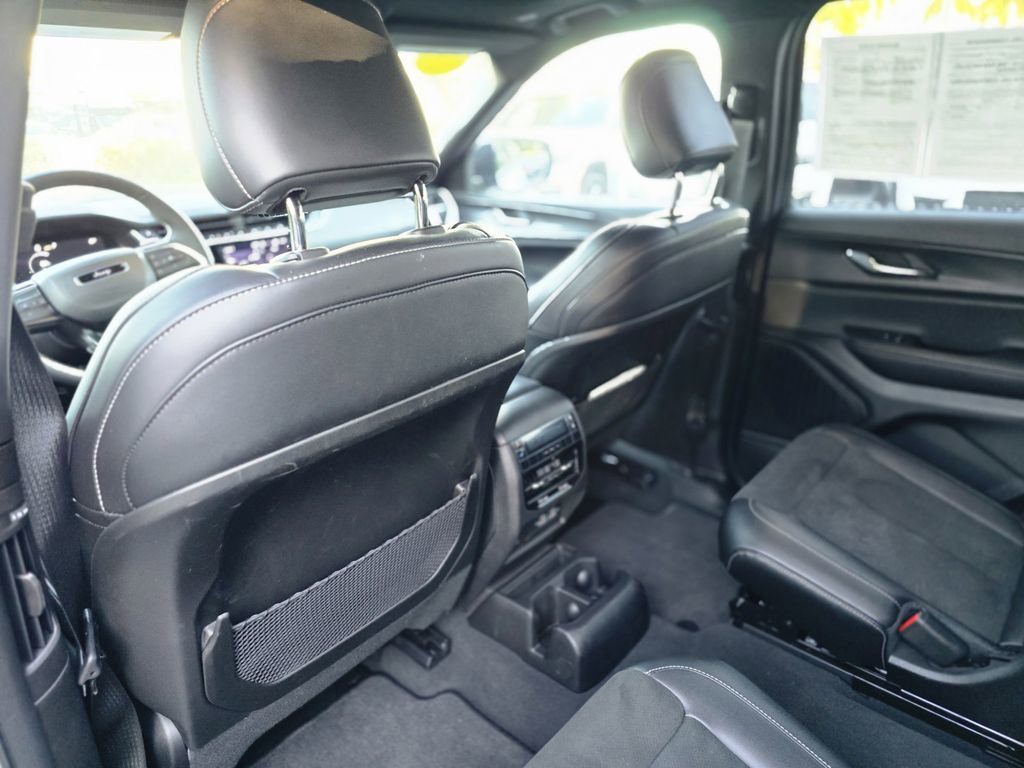 Used 2025 Jeep Grand Cherokee L Altitude image 13