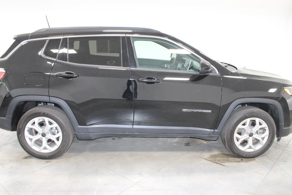 Used 2025 Jeep Compass Latitude AWD/4WD image 11