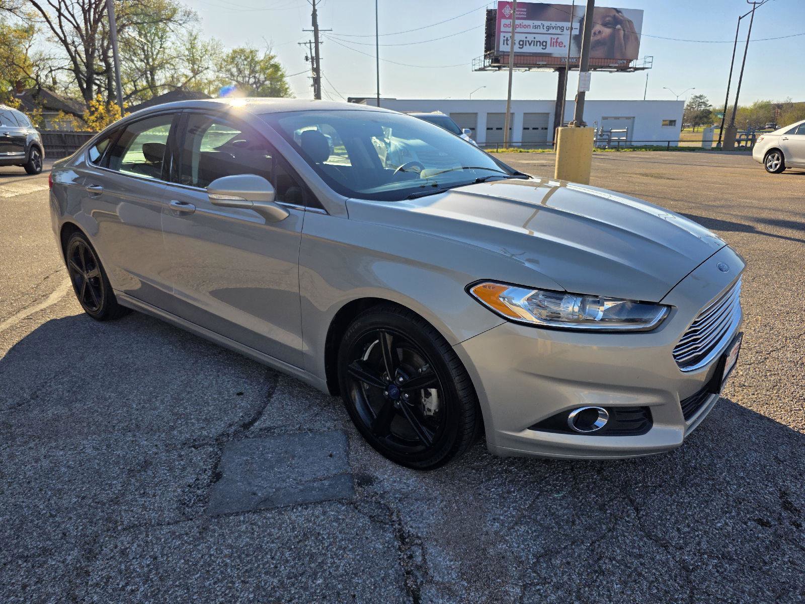 Used 2016 Ford Fusion SE w/ Equipment Group 201A image 3