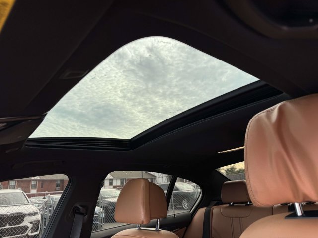 Used 2021 BMW M550i xDrive AWD/4WD image 25