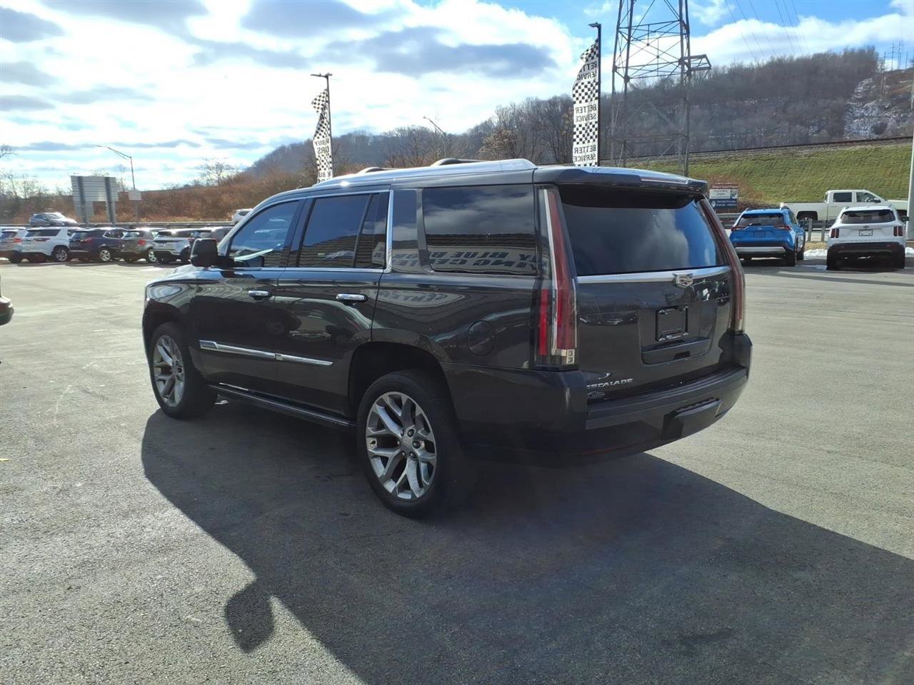 Used 2017 Cadillac Escalade Platinum image 3