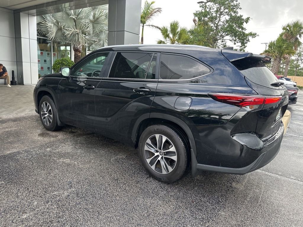 Used 2024 Toyota Highlander XLE FWD image 4