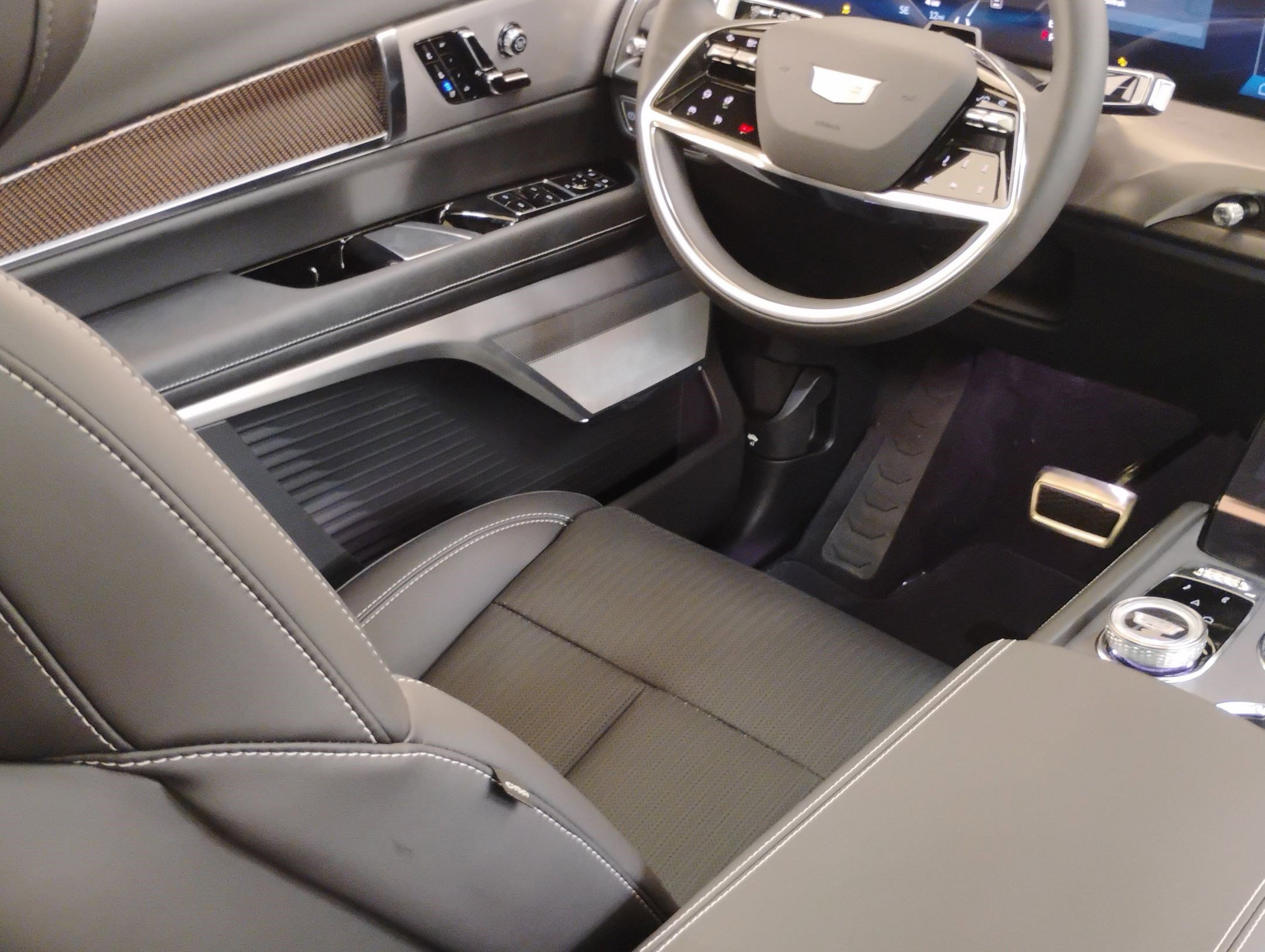 New 2026 Cadillac Vistiq Sport w/ LPO, Floor Liner Package image 4