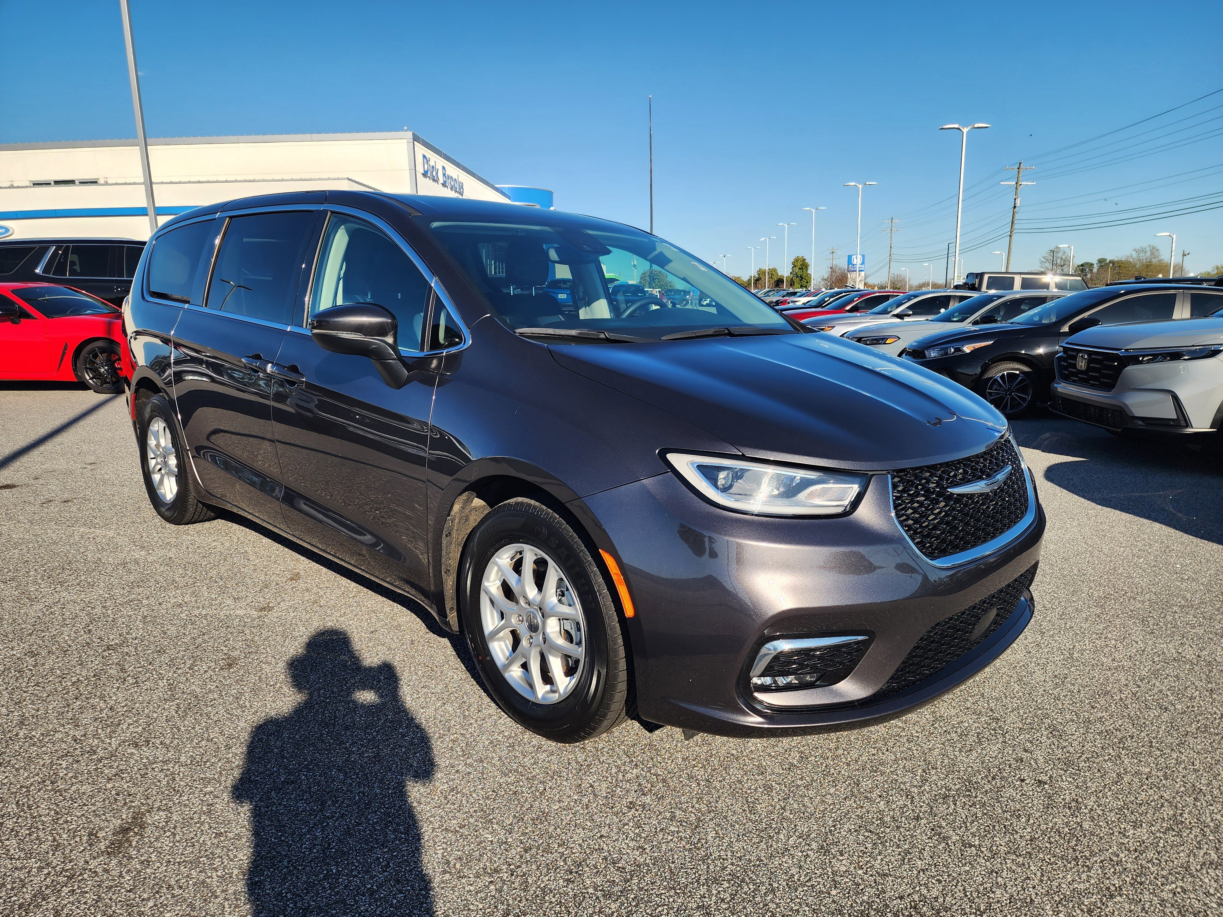 Used 2023 Chrysler Pacifica Touring-L image 2