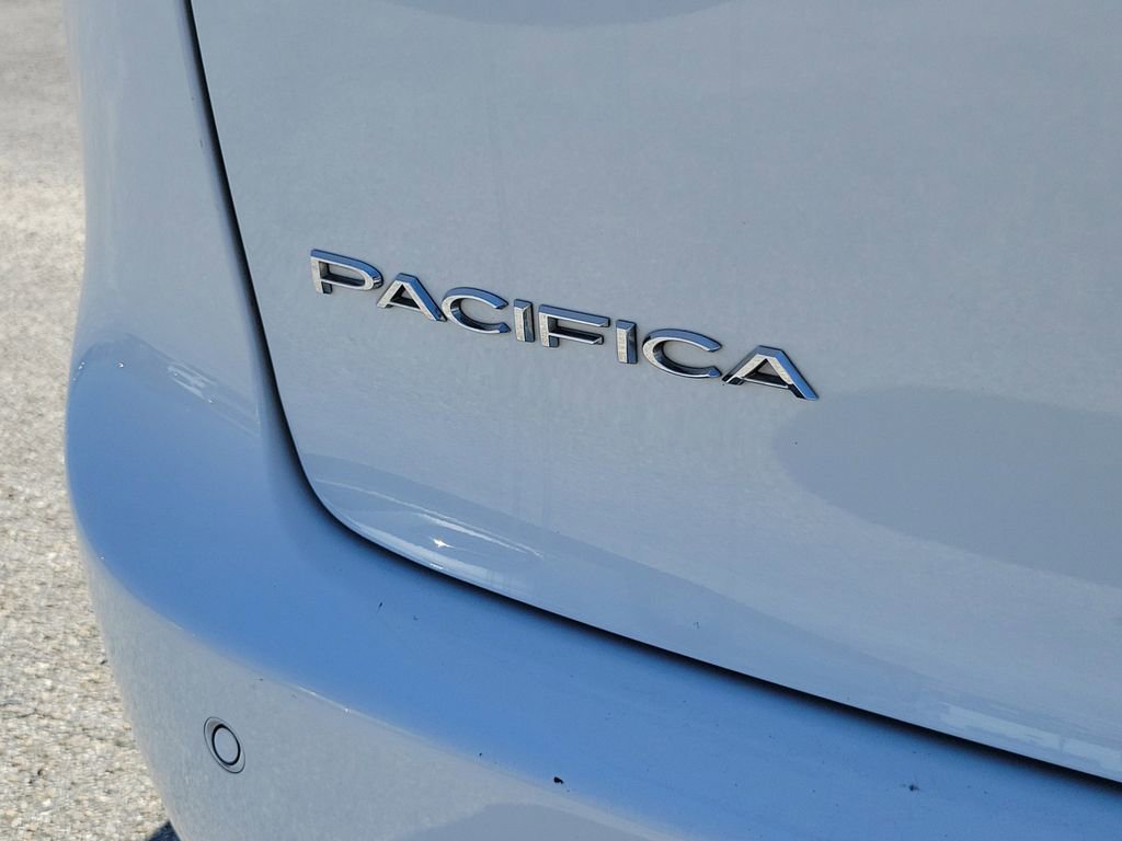 Used 2024 Chrysler Pacifica Touring-L FWD image 5