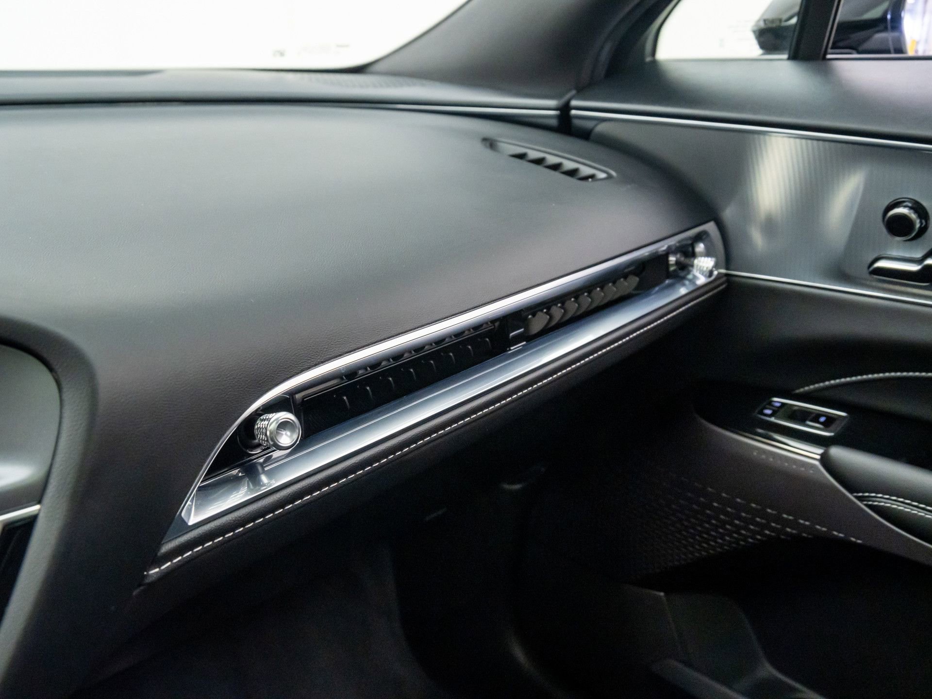 Certified 2024 Cadillac Lyriq Tech w/ Driver Assist Package image 32