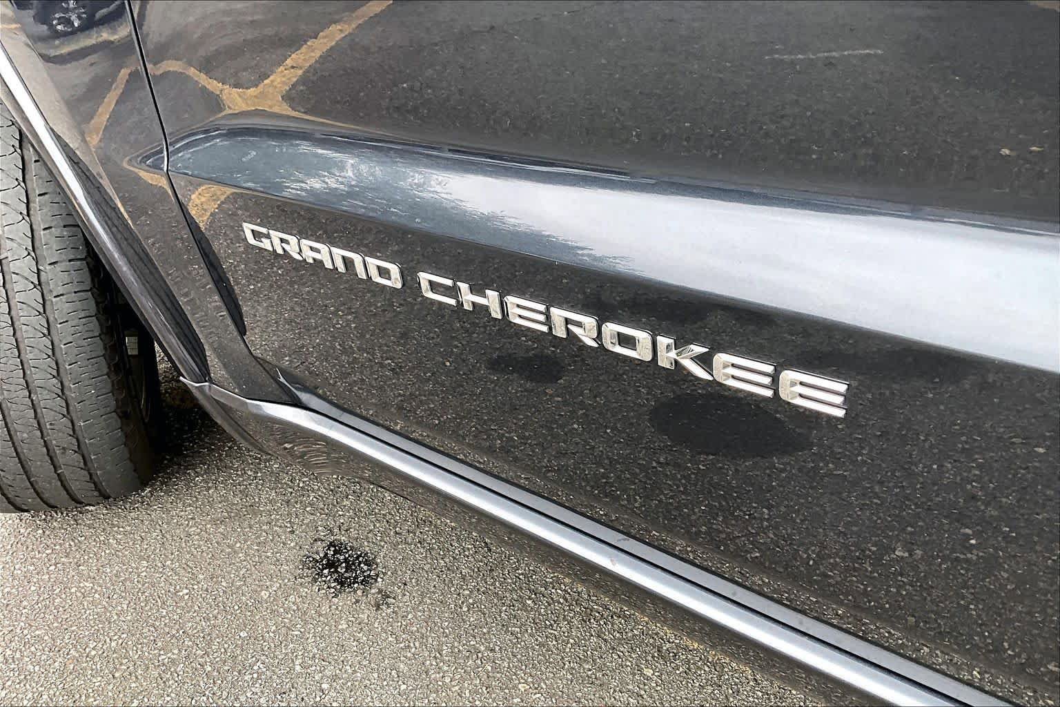 Used 2014 Jeep Grand Cherokee Overland w/ Advanced Technology Group AWD/4WD image 9