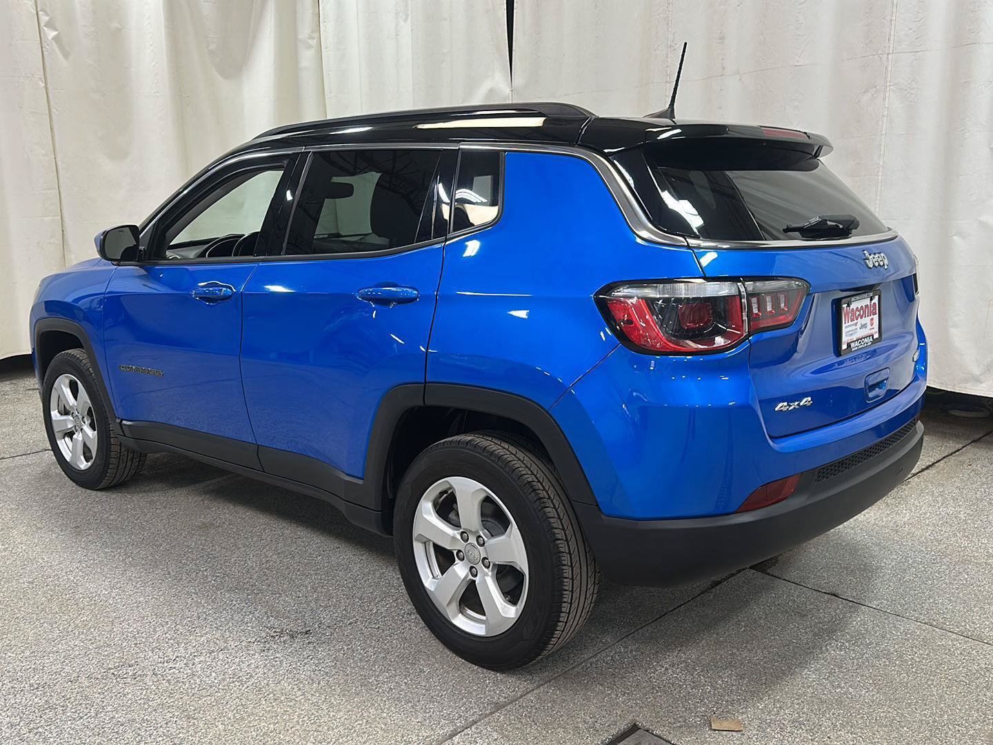 Used 2018 Jeep Compass Latitude w/ Popular Equipment Group AWD/4WD image 3