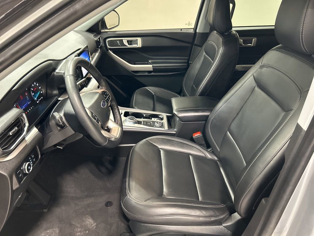 Used 2023 Ford Explorer XLT w/ Equipment Group 202A image 9