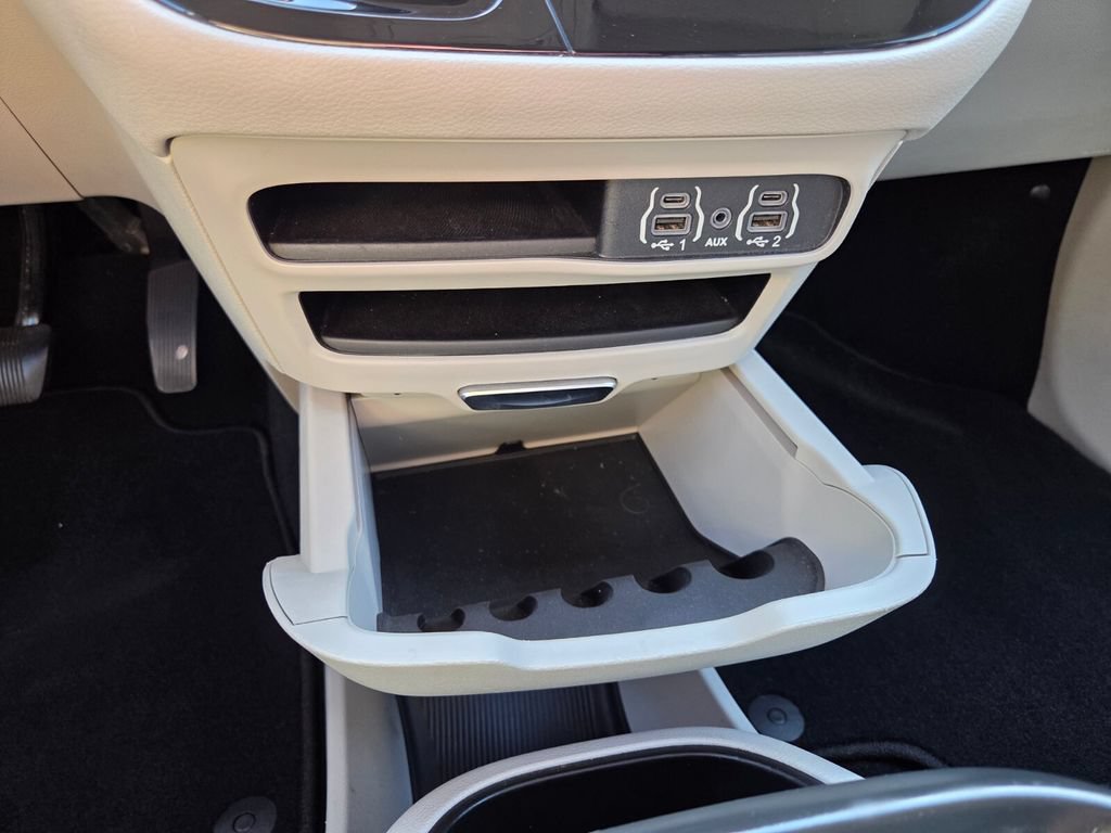 Used 2023 Chrysler Pacifica Touring-L FWD image 27