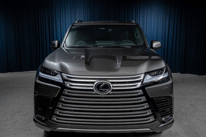 Used 2026 Lexus LX 600 4WD w/ Luxury Package image 2