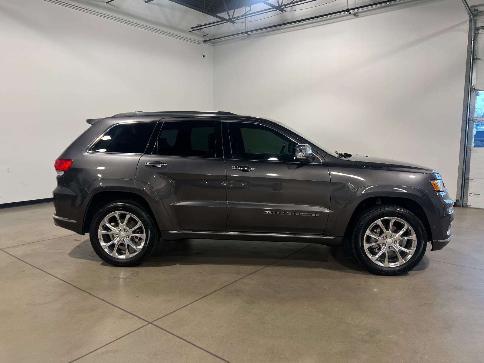 Used 2020 Jeep Grand Cherokee Summit image 2