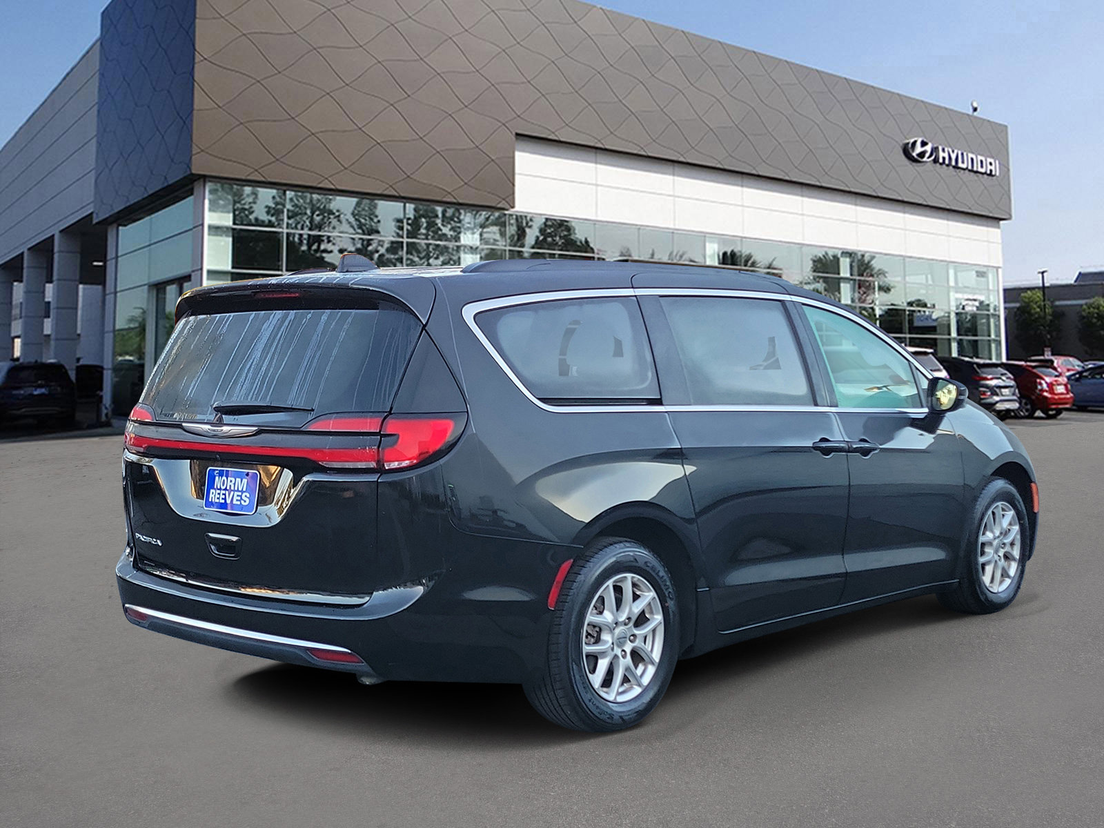 Used 2022 Chrysler Pacifica Touring-L image 2