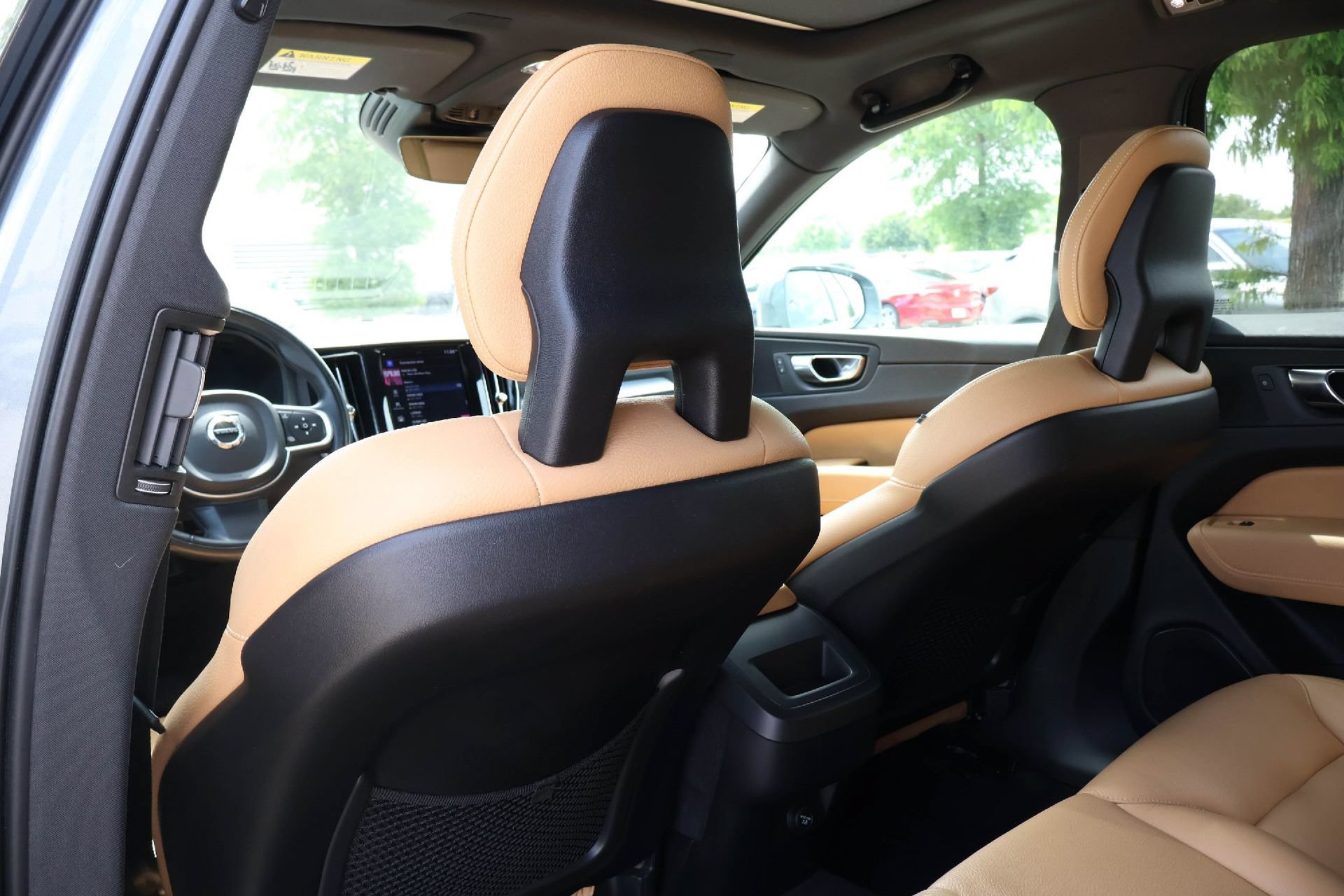 Used 2018 Volvo XC60 T6 Momentum w/ Vision Package AWD/4WD image 12