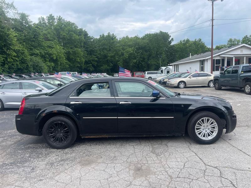 Used 2010 Chrysler 300 Touring RWD image 4