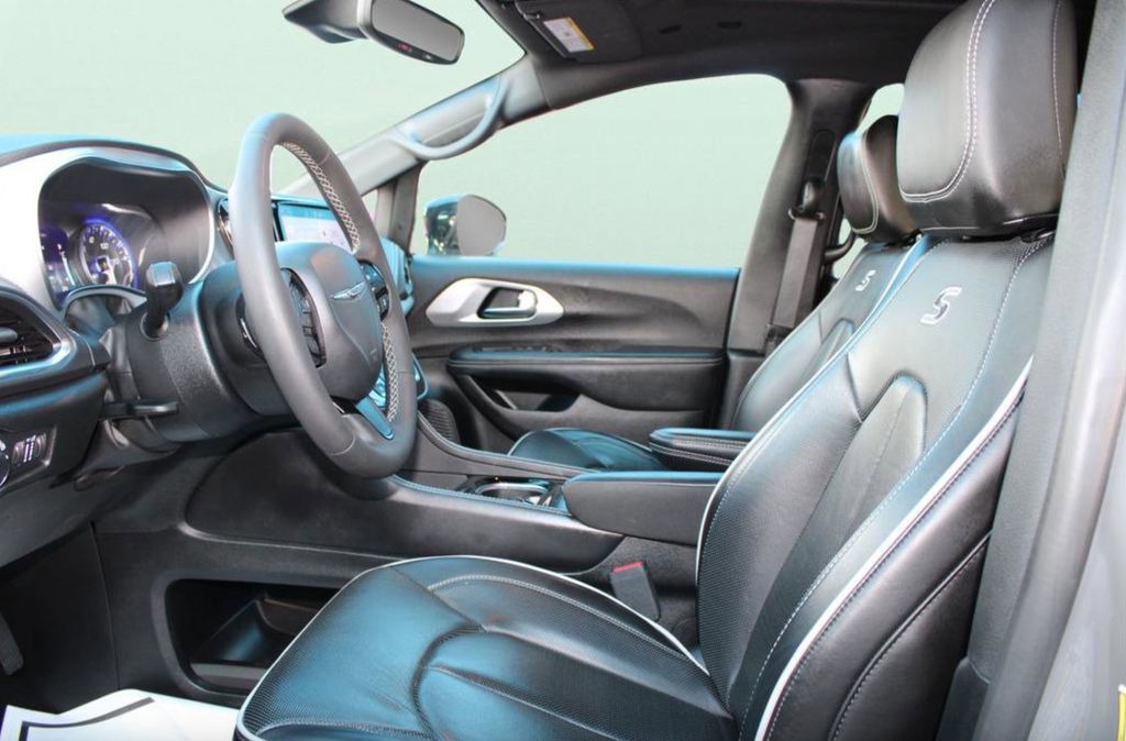 Used 2025 Chrysler Pacifica Select image 4