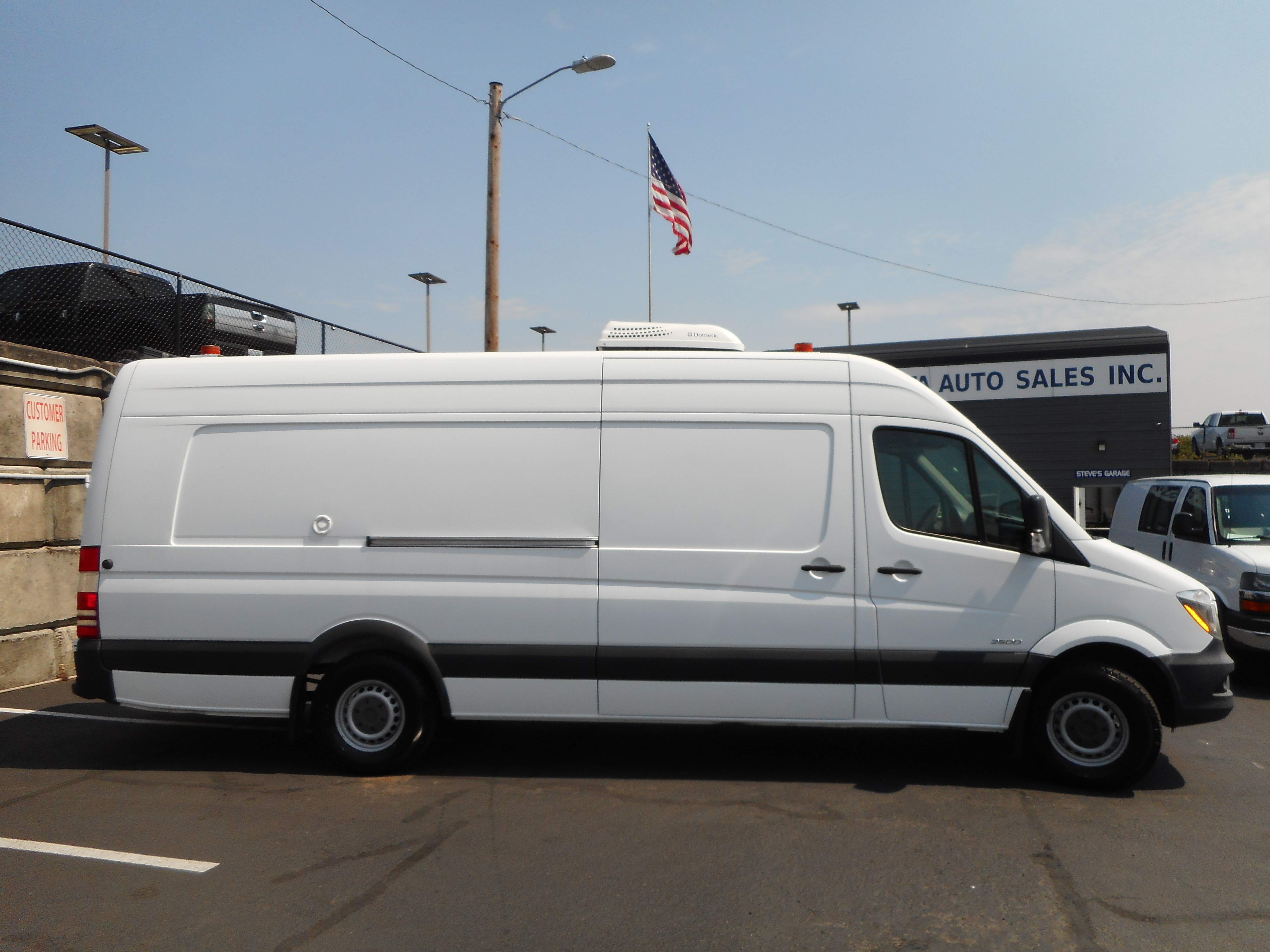 Used 2014 Freightliner Sprinter 2500 RWD image 2