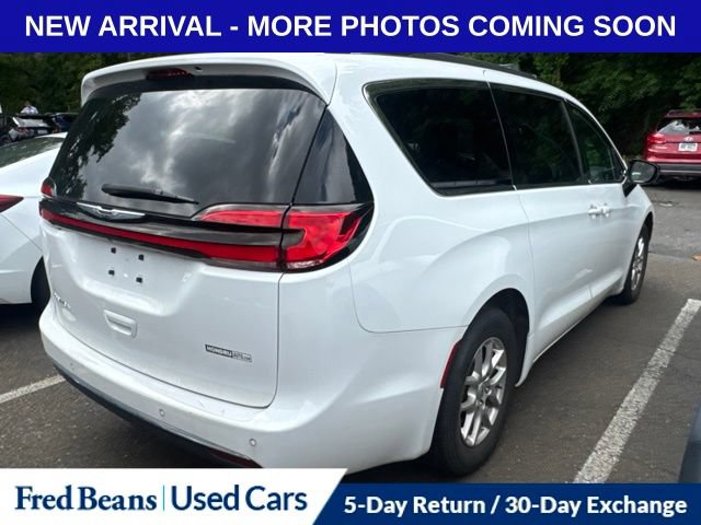 Used 2024 Chrysler Pacifica Touring FWD image 3