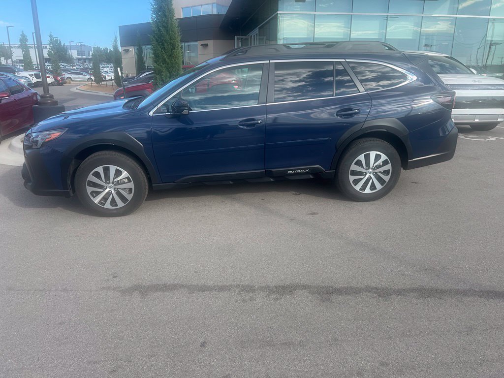 Used 2025 Subaru Outback Premium AWD/4WD image 3