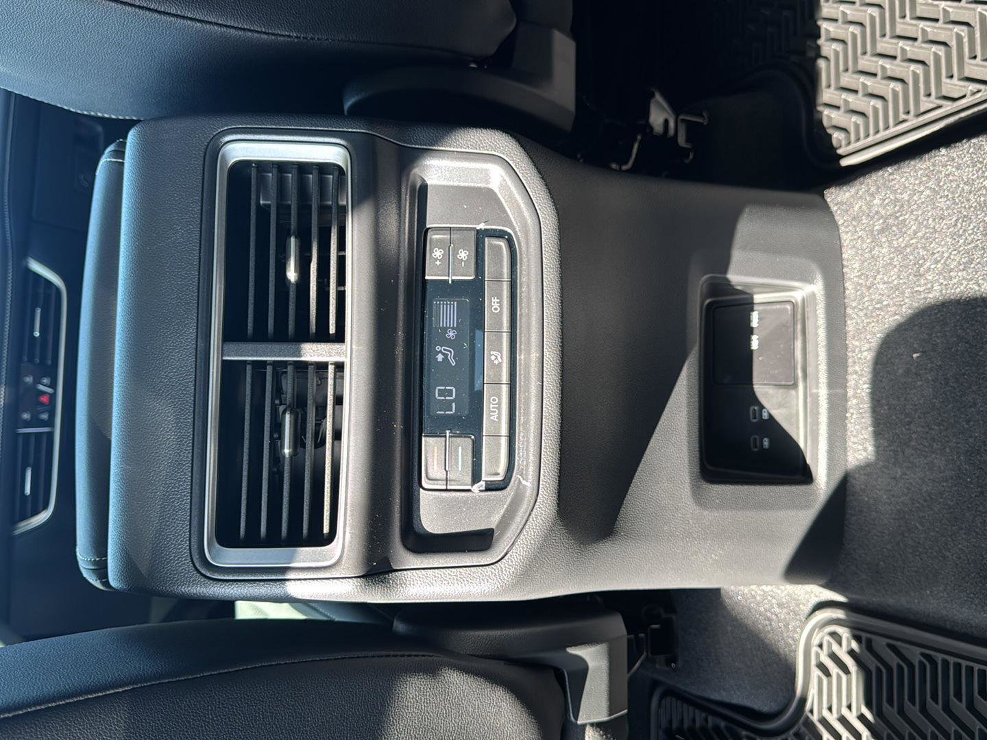 New 2026 Volkswagen Atlas SE image 25