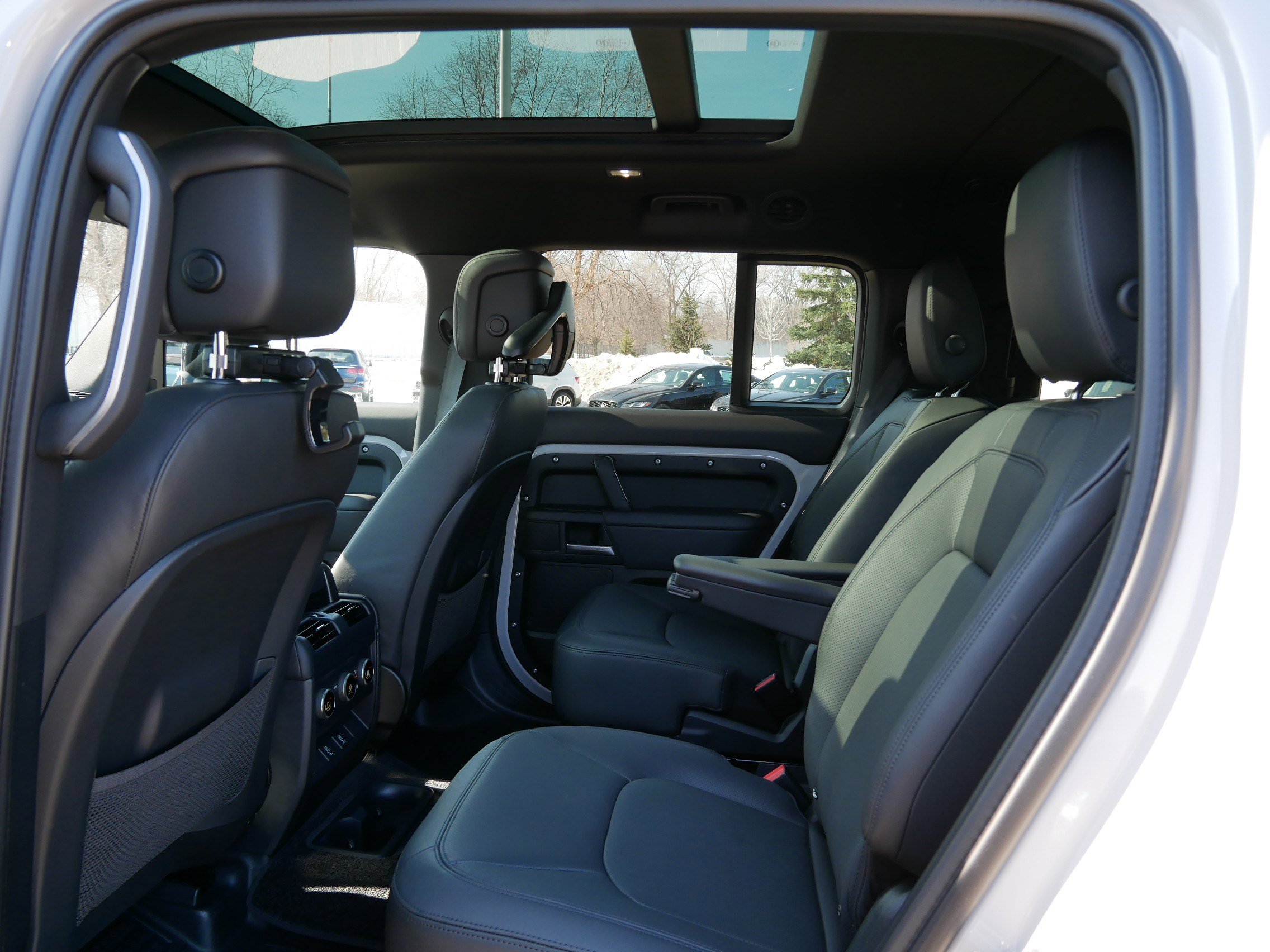 New 2026 Land Rover Defender 130 X-Dynamic SE AWD/4WD image 4