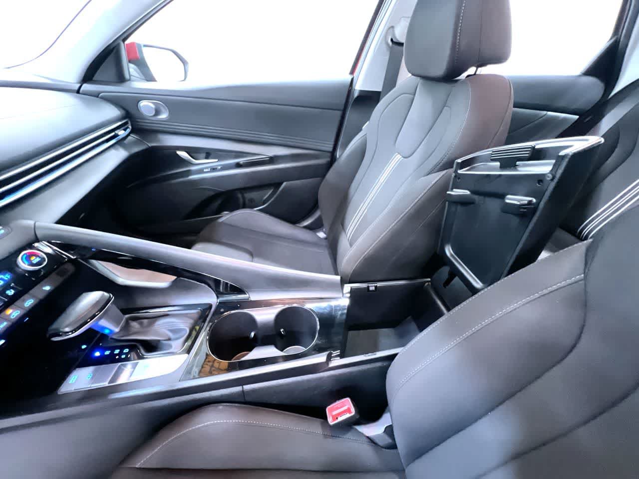 Used 2025 Hyundai Elantra SEL FWD image 32