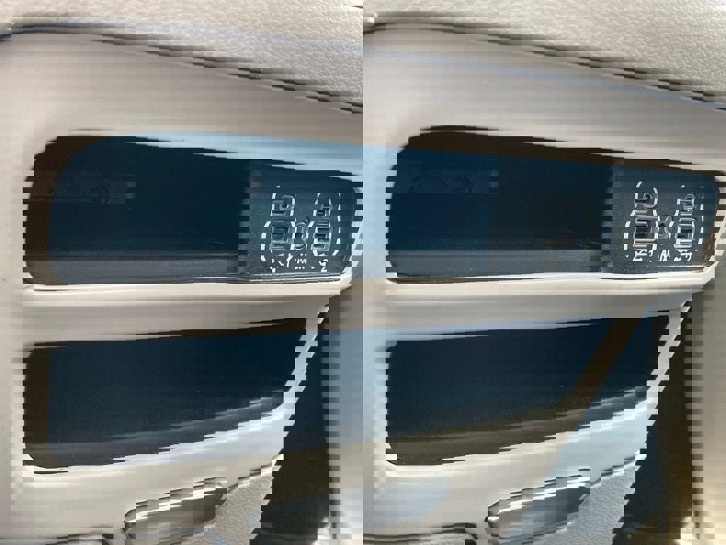 Used 2023 Chrysler Voyager LX image 26