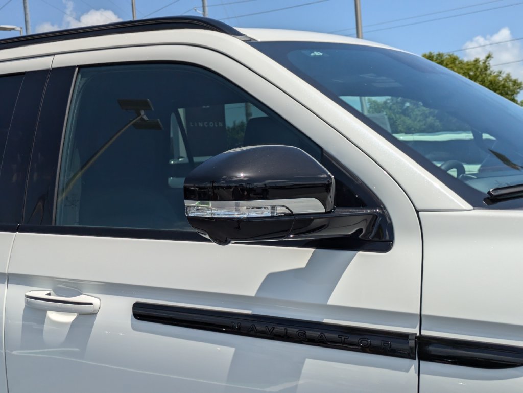New 2027 Lincoln Navigator Reserve w/ Jet Appearance Package AWD/4WD image 12