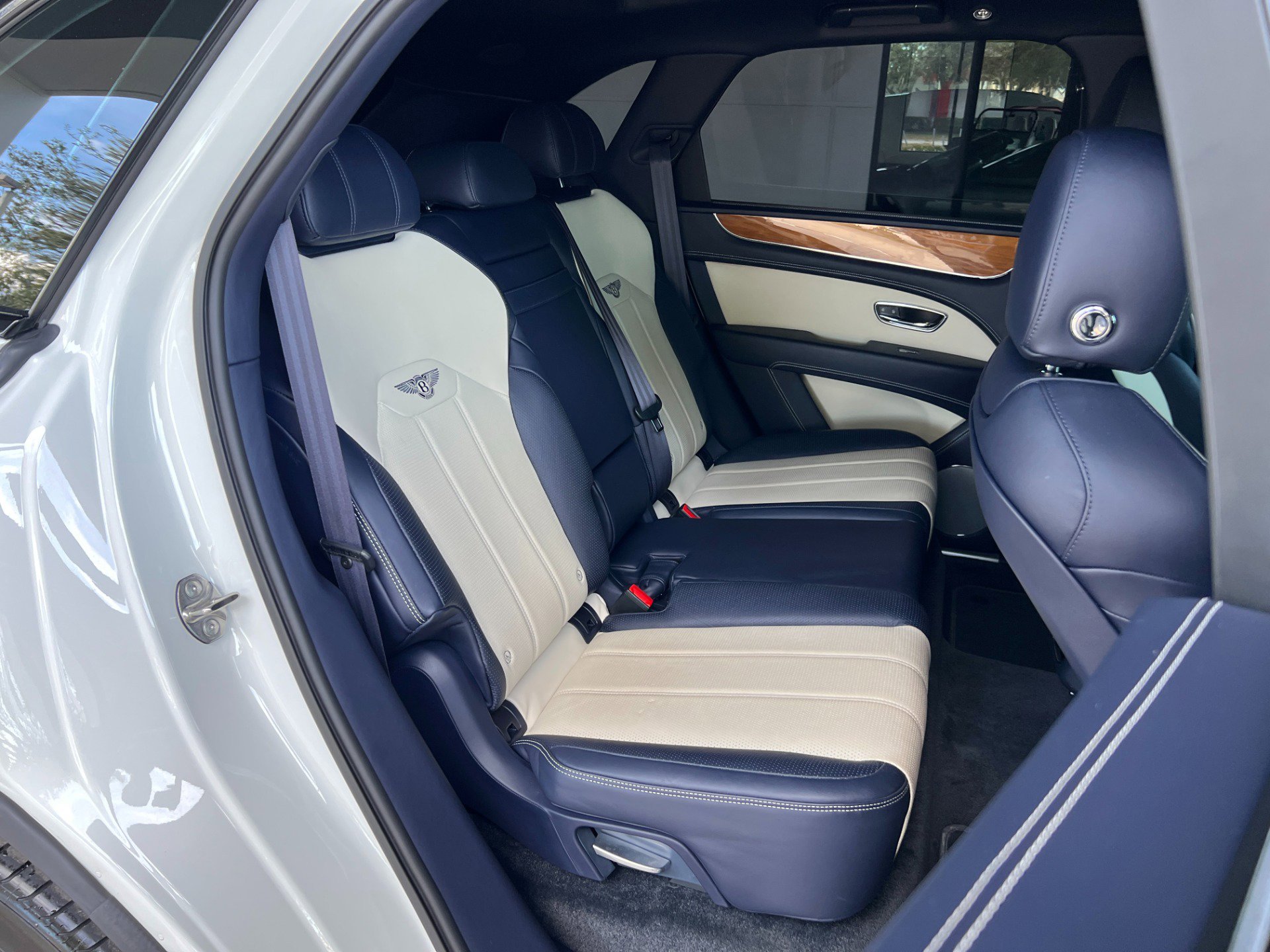 Used 2021 Bentley Bentayga image 36
