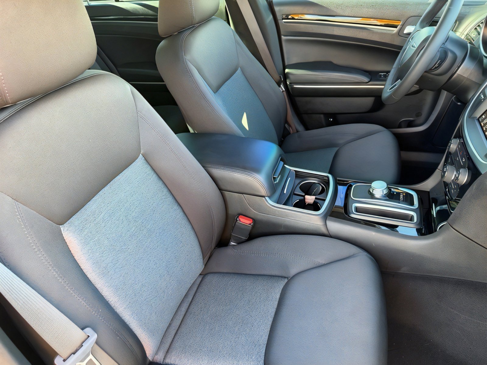 Used 2023 Chrysler 300 Touring w/ Sport Appearance Package image 10