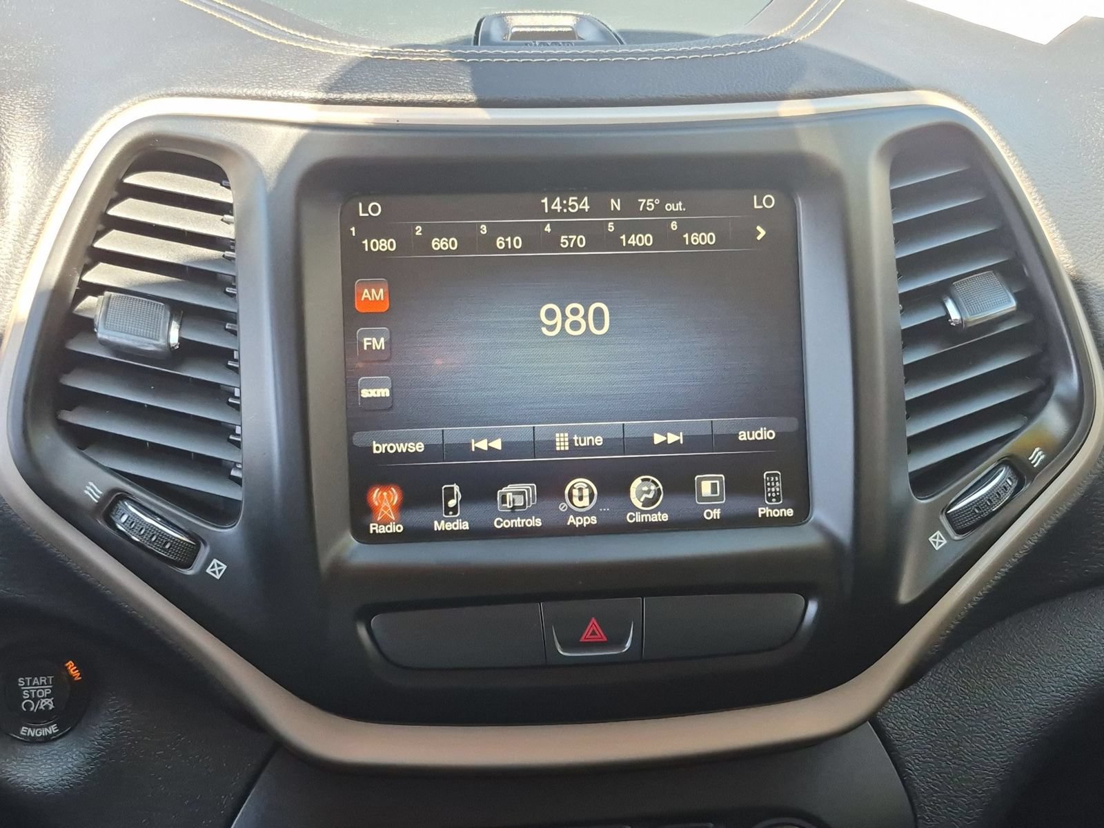 Used 2016 Jeep Cherokee Latitude w/ Comfort/Convenience Group FWD image 18