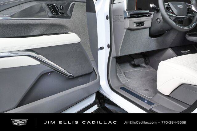 New 2026 Cadillac Escalade IQL Sport 1 w/ LPO, ONYX Package AWD/4WD image 8