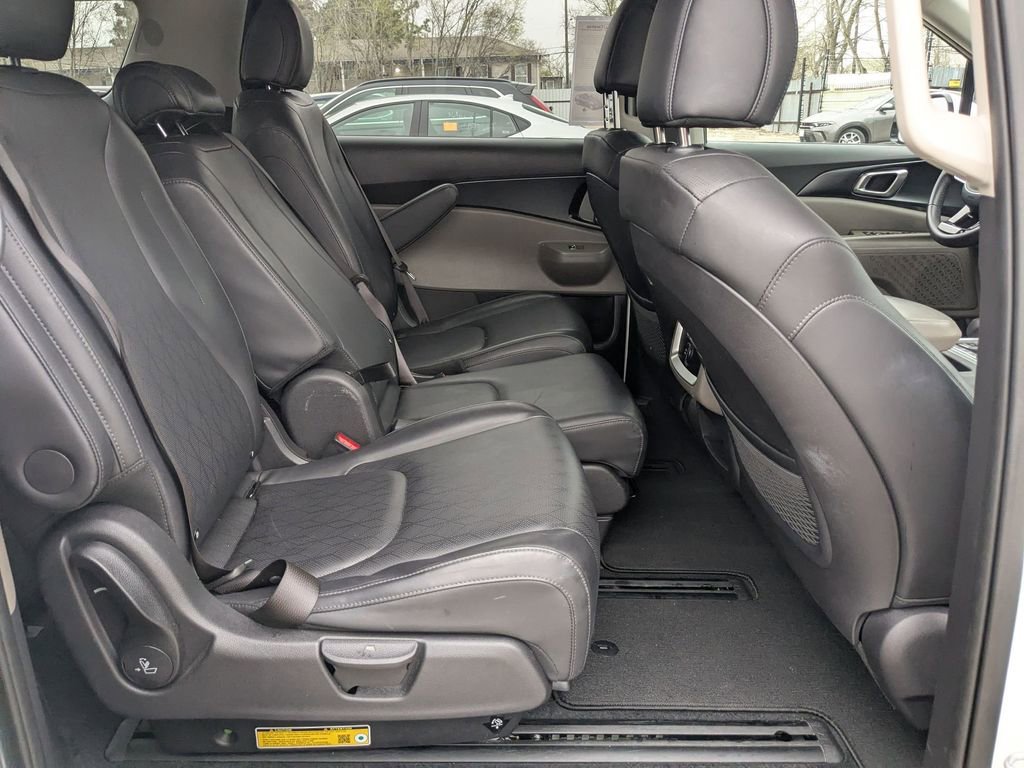 Used 2025 Kia Carnival image 28
