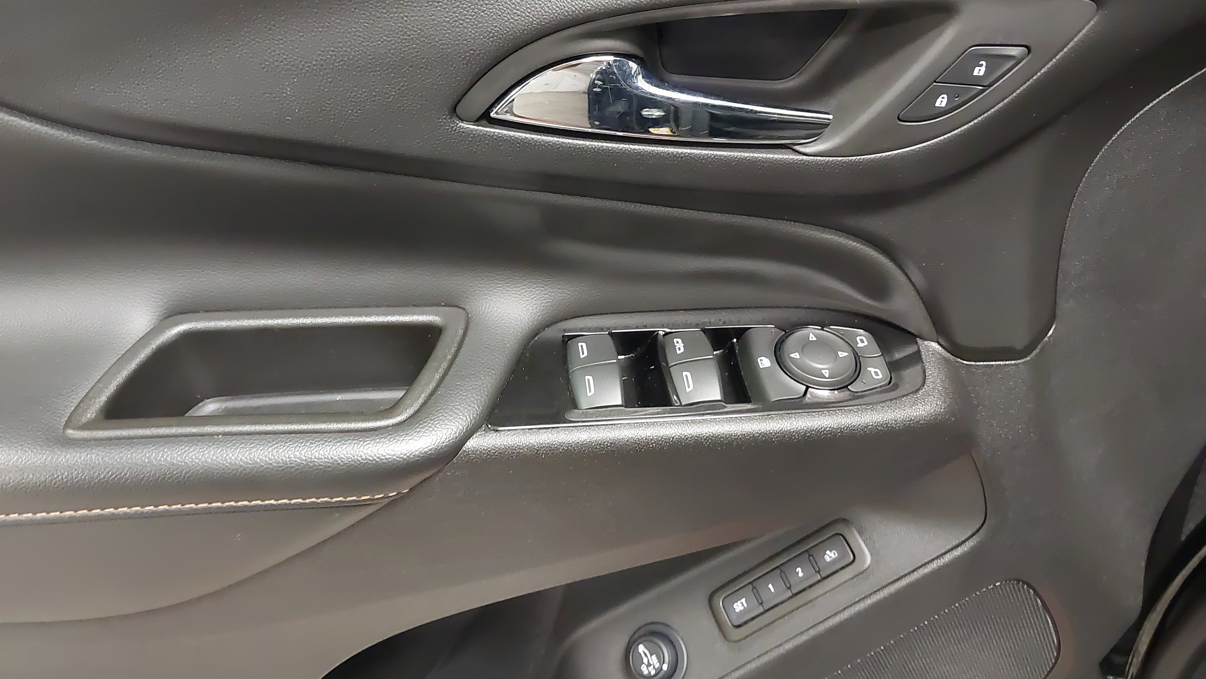 Used 2023 Chevrolet Equinox Premier AWD/4WD image 25