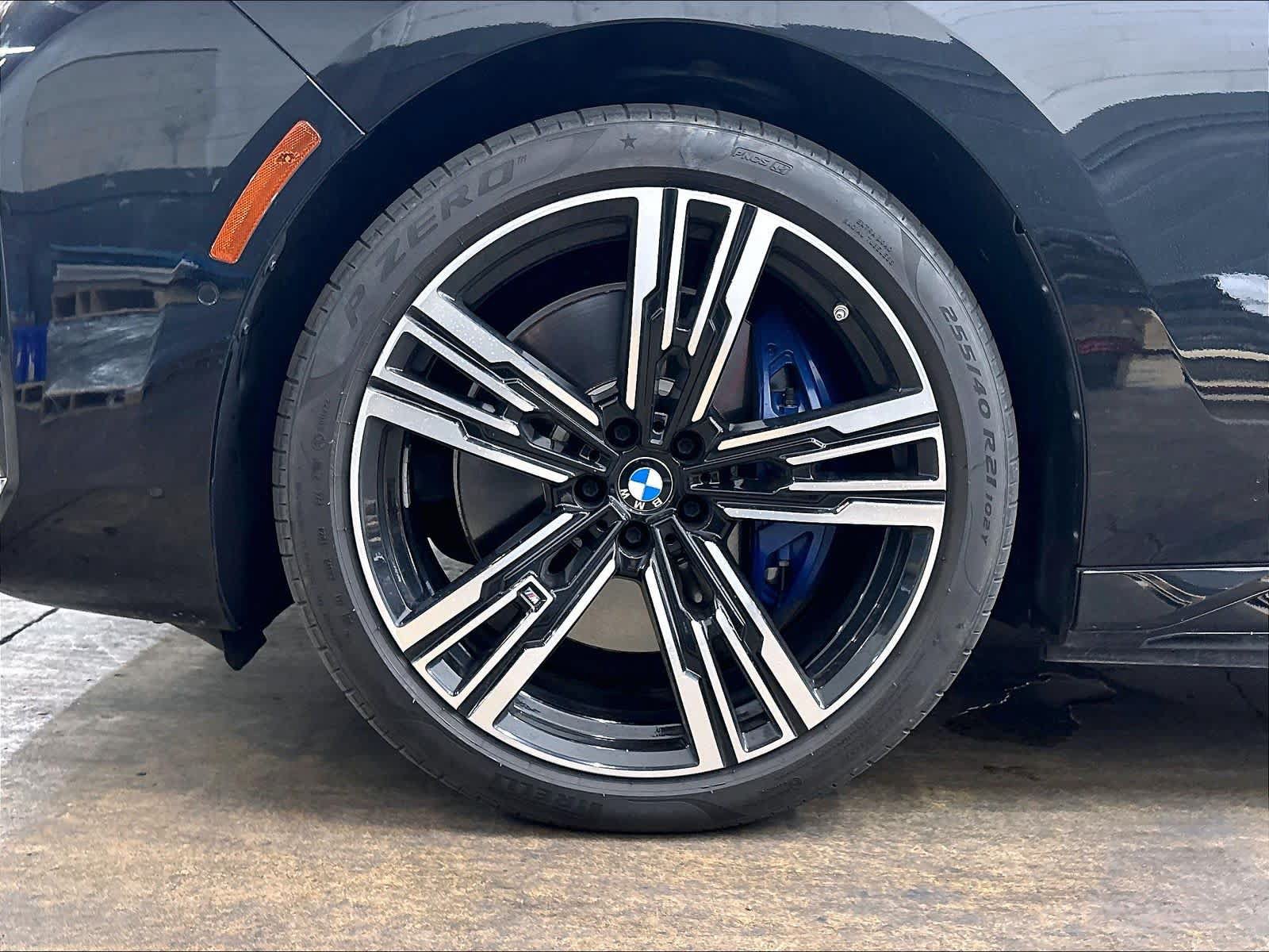 Used 2023 BMW i7 xDrive60 AWD/4WD image 12