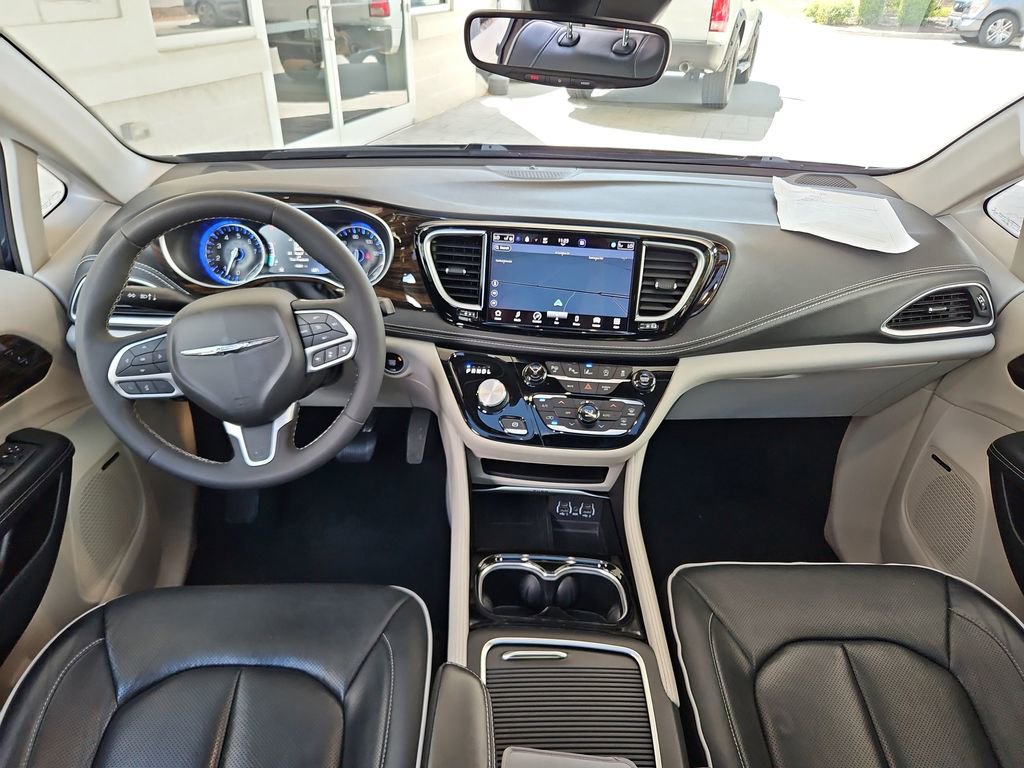 Used 2022 Chrysler Pacifica Limited image 32