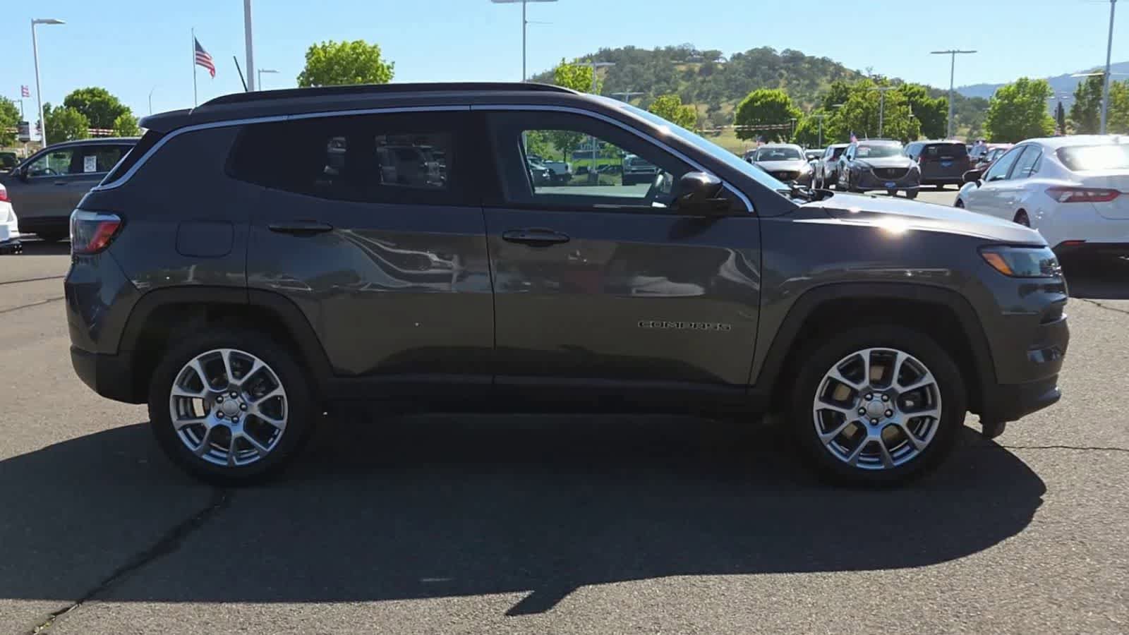 Used 2023 Jeep Compass Latitude w/ Sun and Sound Group AWD/4WD image 9