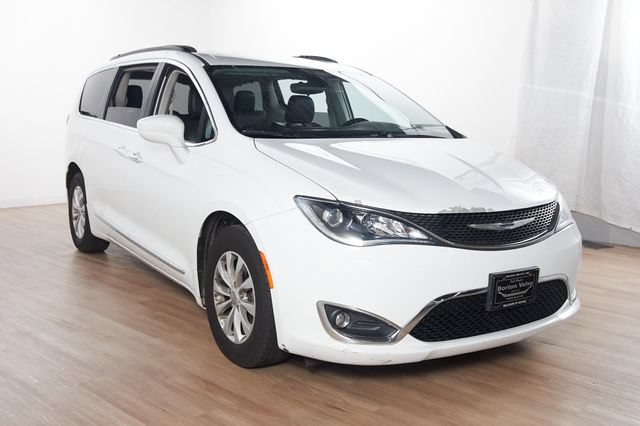 Used 2017 Chrysler Pacifica Touring-L FWD image 3
