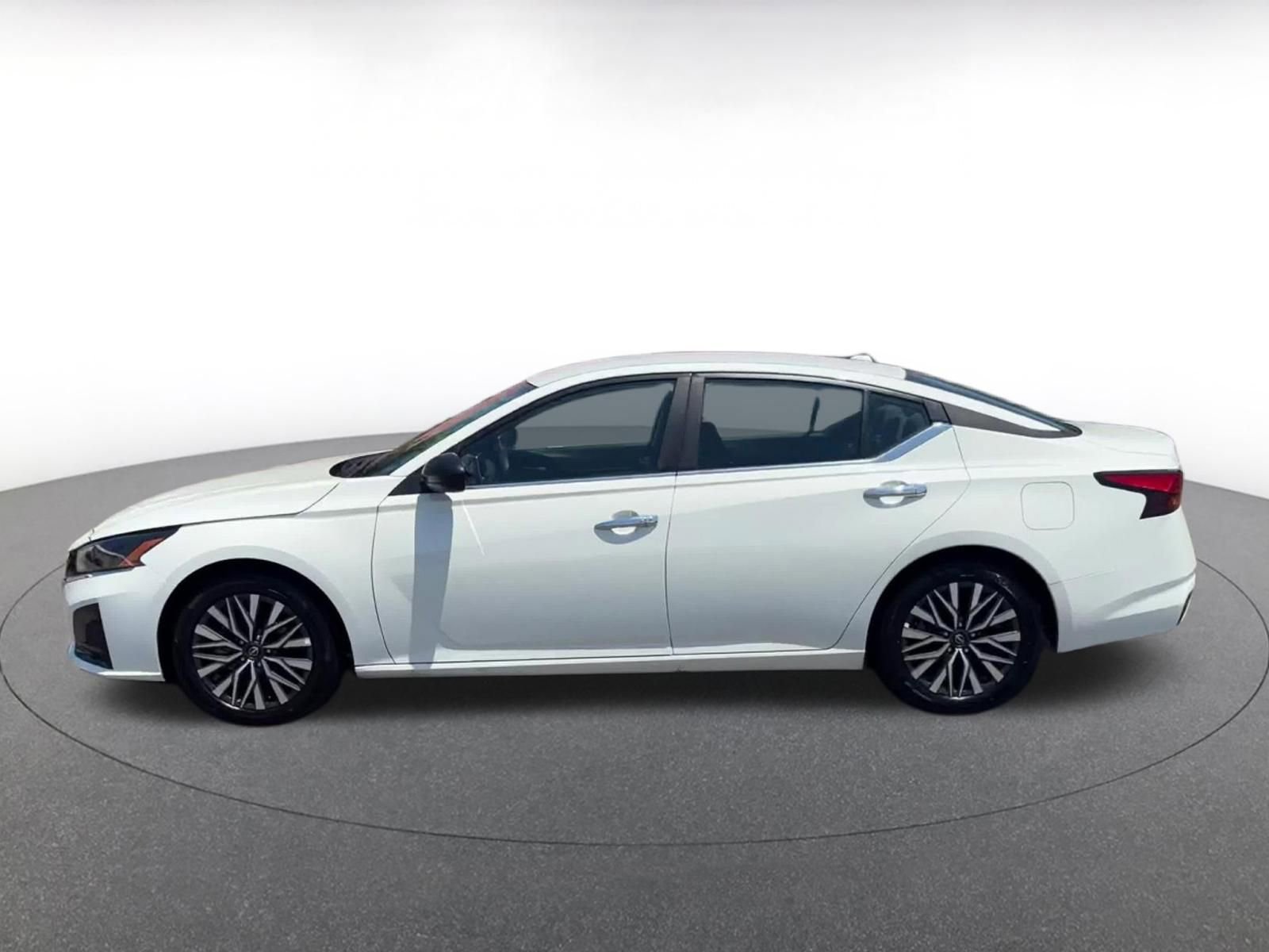 Used 2025 Nissan Altima 2.5 SV FWD image 9